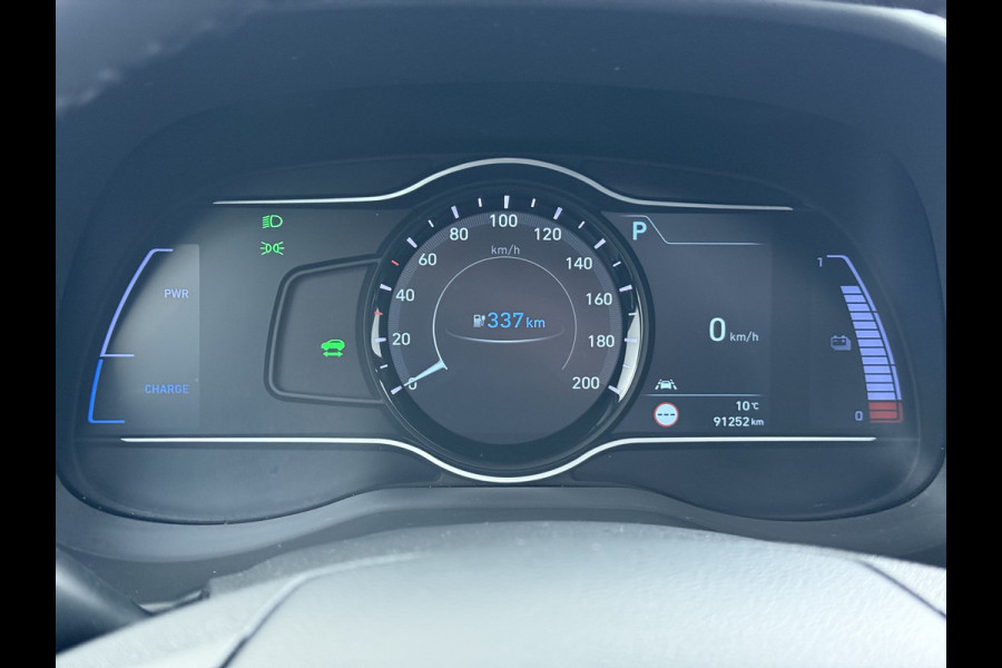 Hyundai Kona EV 64kWh SOH 100% Fase 3 Warmtepomp Leder Schuif-/kanteldak Head-Up Display Adap.Cruise Apple Carplay Android Auto Navi Ecc Came Keyless Stoelverwarming/Koeling Stuurverwarming Elek.Stoelen Blind Spot Monitoring Lane Assist DAB Led Origineel Nederlandse Auto Super compleet!