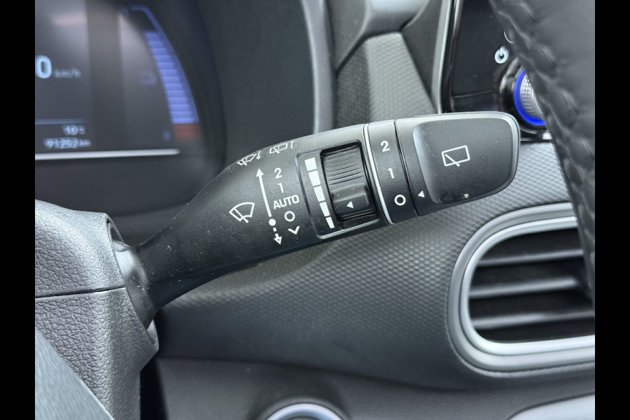 Hyundai Kona EV 64kWh SOH 100% Fase 3 Warmtepomp Leder Schuif-/kanteldak Head-Up Display Adap.Cruise Apple Carplay Android Auto Navi Ecc Came Keyless Stoelverwarming/Koeling Stuurverwarming Elek.Stoelen Blind Spot Monitoring Lane Assist DAB Led Origineel Nederlandse Auto Super compleet!