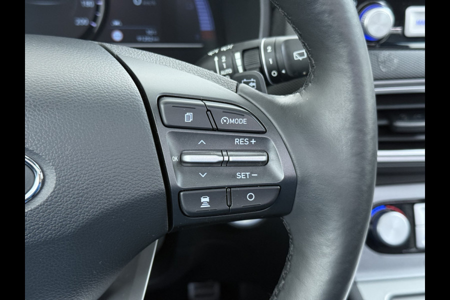 Hyundai Kona EV 64kWh SOH 100% Fase 3 Warmtepomp Leder Schuif-/kanteldak Head-Up Display Adap.Cruise Apple Carplay Android Auto Navi Ecc Came Keyless Stoelverwarming/Koeling Stuurverwarming Elek.Stoelen Blind Spot Monitoring Lane Assist DAB Led Origineel Nederlandse Auto Super compleet!