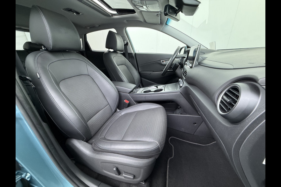 Hyundai Kona EV 64kWh SOH 100% Fase 3 Warmtepomp Leder Schuif-/kanteldak Head-Up Display Adap.Cruise Apple Carplay Android Auto Navi Ecc Came Keyless Stoelverwarming/Koeling Stuurverwarming Elek.Stoelen Blind Spot Monitoring Lane Assist DAB Led Origineel Nederlandse Auto Super compleet!