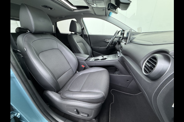 Hyundai Kona EV 64kWh SOH 100% Fase 3 Warmtepomp Leder Schuif-/kanteldak Head-Up Display Adap.Cruise Apple Carplay Android Auto Navi Ecc Came Keyless Stoelverwarming/Koeling Stuurverwarming Elek.Stoelen Blind Spot Monitoring Lane Assist DAB Led Origineel Nederlandse Auto Super compleet!