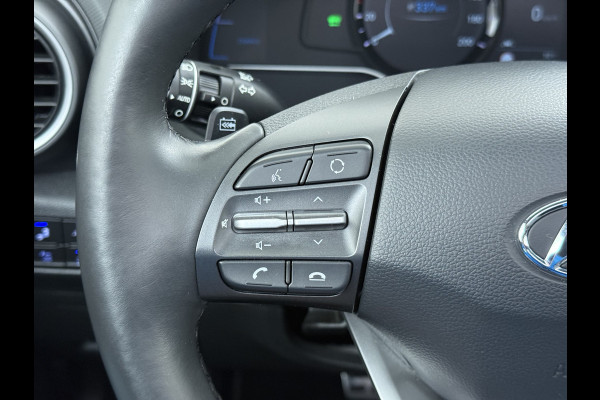 Hyundai Kona EV 64kWh SOH 100% Fase 3 Warmtepomp Leder Schuif-/kanteldak Head-Up Display Adap.Cruise Apple Carplay Android Auto Navi Ecc Came Keyless Stoelverwarming/Koeling Stuurverwarming Elek.Stoelen Blind Spot Monitoring Lane Assist DAB Led Origineel Nederlandse Auto Super compleet!
