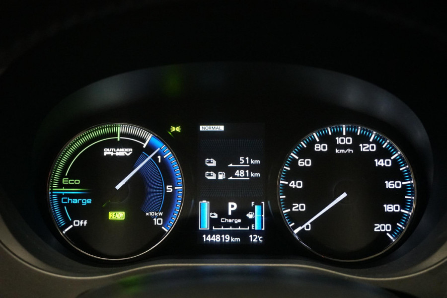 Mitsubishi Outlander 2.4 PHEV Pure + TREKHAAK / CARPLAY / CAMERA / STOELVERWARMING /