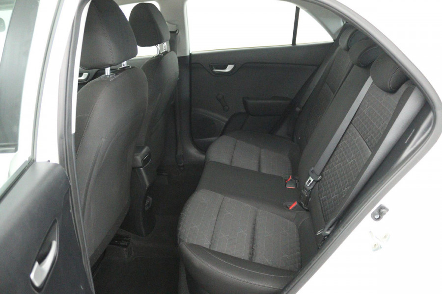 Kia Rio 1.0 TGDI DynamicLine (ACHTERUITRIJCAMERA, NAVIGATIE, CRUISE CONTROL,CARPLAY, PARKEERSENSOREN, 1e EIGENAAR,)