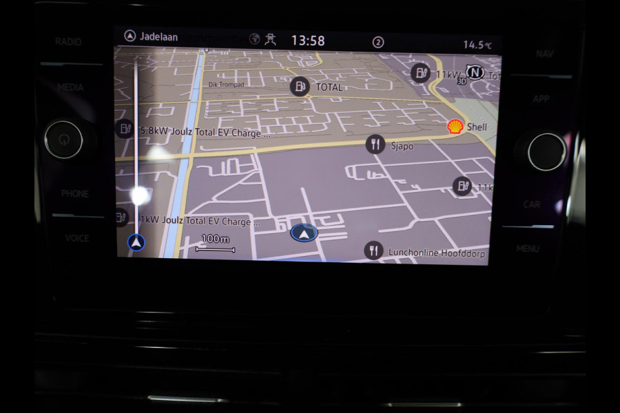 Volkswagen T-Roc 1.5 TSI R-Line 150 pk Automaat (DSG) | Verlengde garantie | Navigatie | Trekhaak (afneembaar) | Parkeersensoren (Park assist) | Achteruitrijcamera | R-Line |