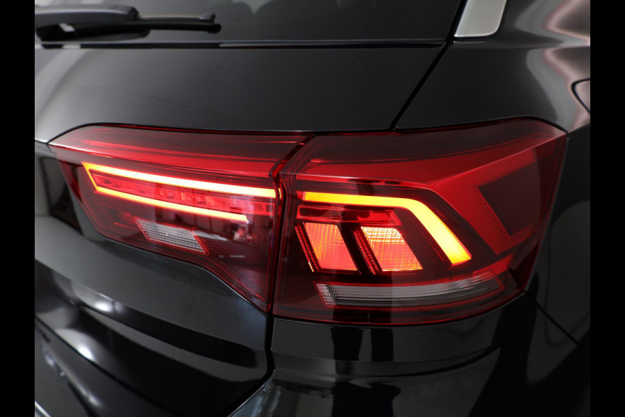 Volkswagen T-Roc 1.5 TSI R-Line 150 pk Automaat (DSG) | Verlengde garantie | Navigatie | Trekhaak (afneembaar) | Parkeersensoren (Park assist) | Achteruitrijcamera | R-Line |