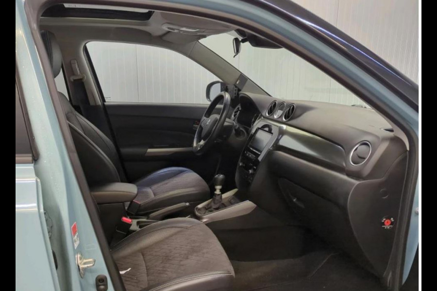Suzuki Vitara 1.4 130PK Smart Hybrid / Panoramadak / Trekhaak / 1/2 Leder / Airco-ecc. / Pdc.V+A / Radio multimedia /
