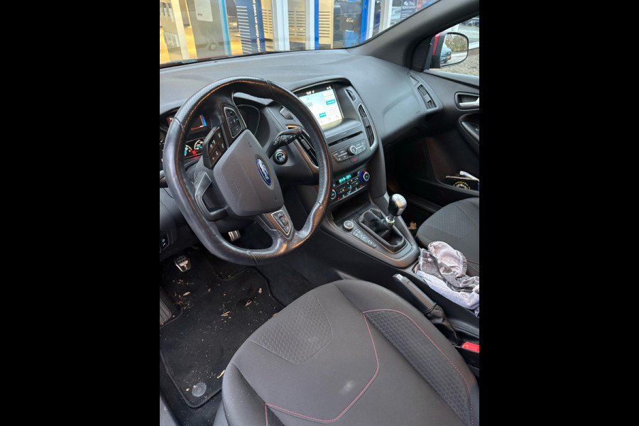 Ford FOCUS Wagon 1.0 Ecoboost ST-Line 125pk Trekhaak | Achteruitrijcamera | Apple Carplay / Android Auto | Winterpack | Climate control