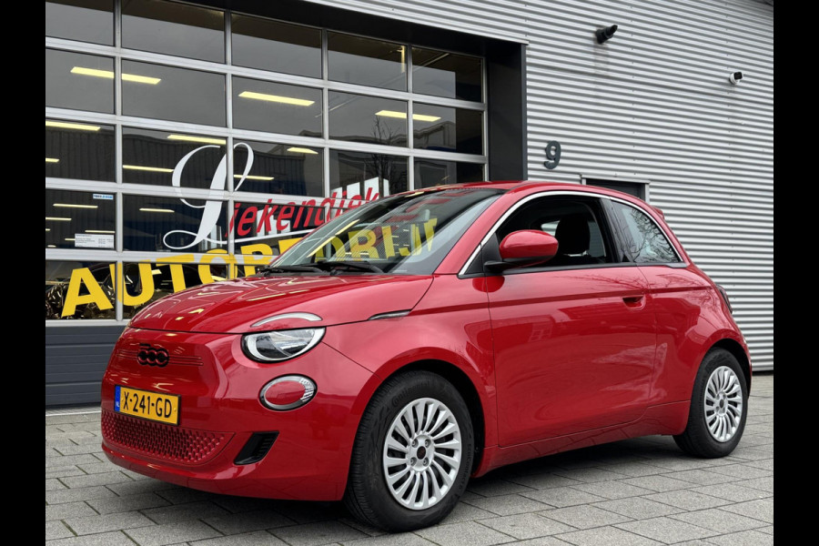 Fiat 500 Electric -RED Edition 24 kWh - 5500 KM Apple CarPlay / Navigatie I LED I Veiligheid Pakket I