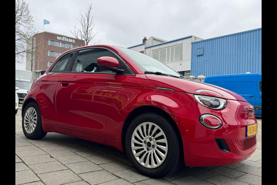 Fiat 500 Electric -RED Edition 24 kWh - 5500 KM Apple CarPlay / Navigatie I LED I Veiligheid Pakket I