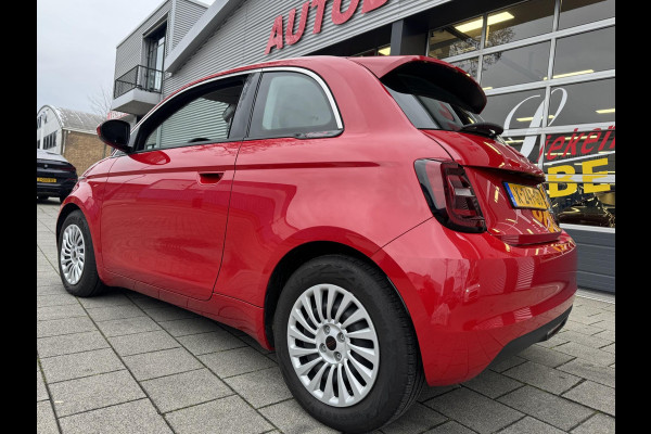 Fiat 500 Electric -RED Edition 24 kWh - 5500 KM Apple CarPlay / Navigatie I LED I Veiligheid Pakket I
