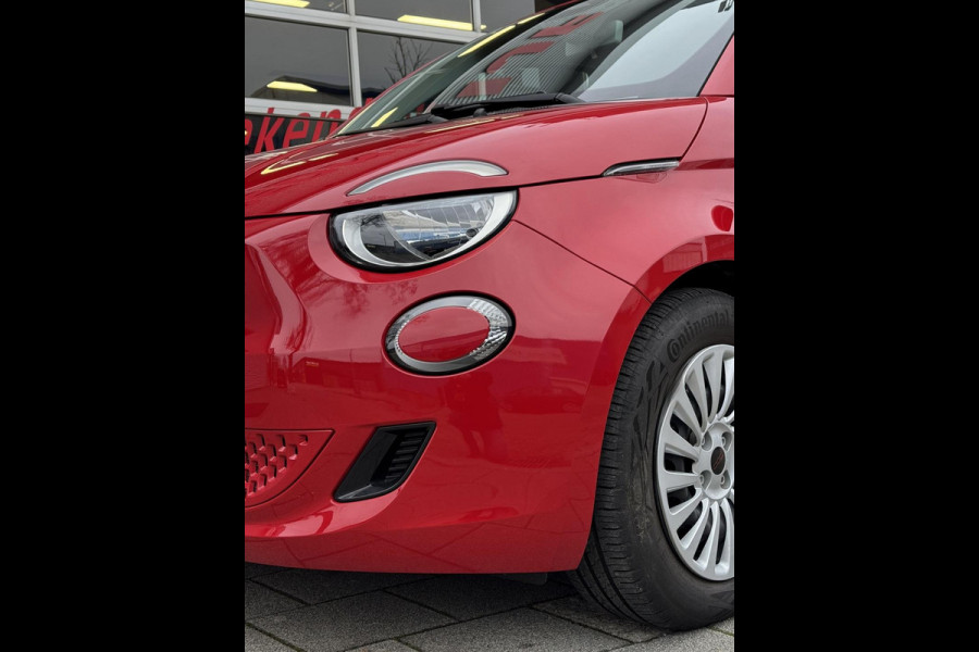 Fiat 500 Electric -RED Edition 24 kWh - 5500 KM Apple CarPlay / Navigatie I LED I Veiligheid Pakket I
