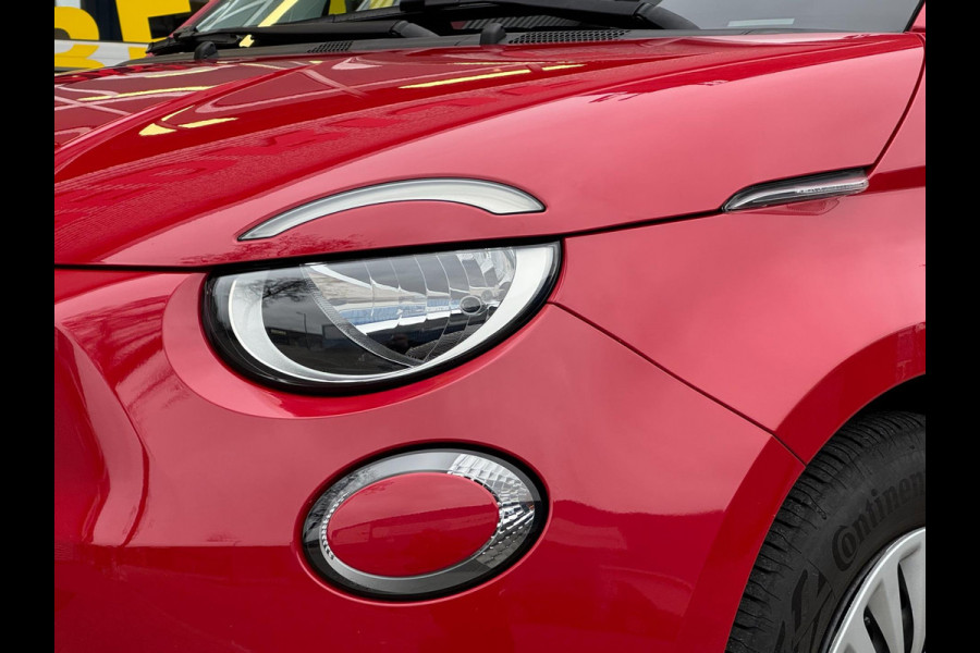Fiat 500 Electric -RED Edition 24 kWh - 5500 KM Apple CarPlay / Navigatie I LED I Veiligheid Pakket I