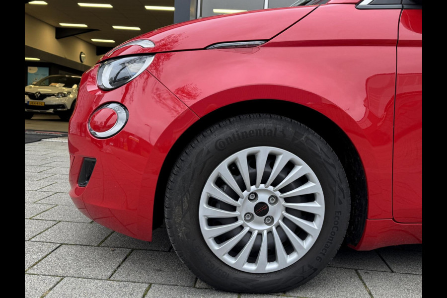 Fiat 500 Electric -RED Edition 24 kWh - 5500 KM Apple CarPlay / Navigatie I LED I Veiligheid Pakket I