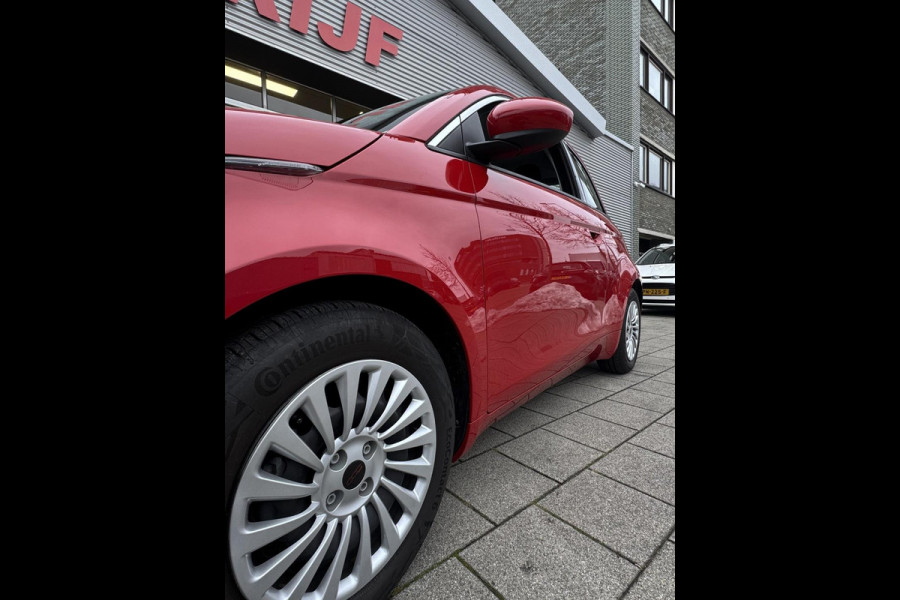 Fiat 500 Electric -RED Edition 24 kWh - 5500 KM Apple CarPlay / Navigatie I LED I Veiligheid Pakket I