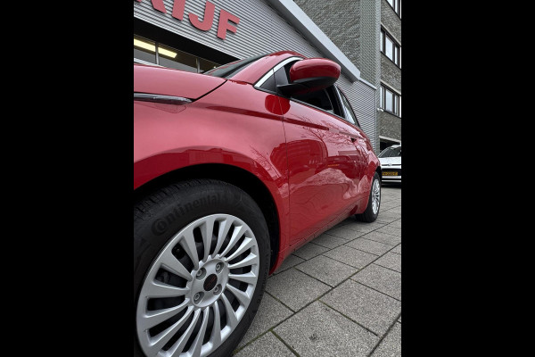 Fiat 500 Electric -RED Edition 24 kWh - 5500 KM Apple CarPlay / Navigatie I LED I Veiligheid Pakket I