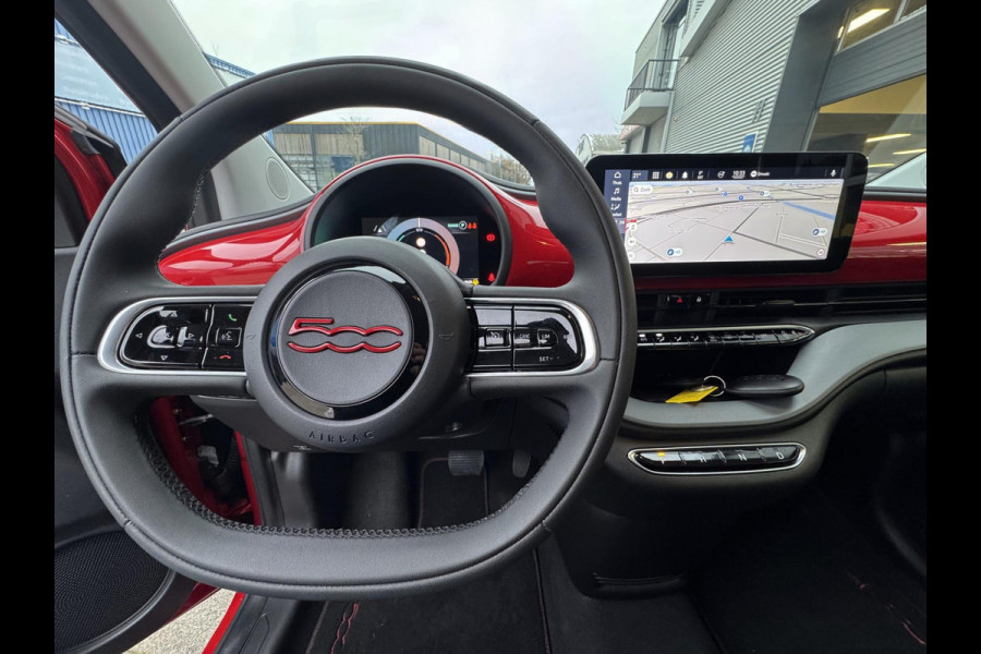 Fiat 500 Electric -RED Edition 24 kWh - 5500 KM Apple CarPlay / Navigatie I LED I Veiligheid Pakket I