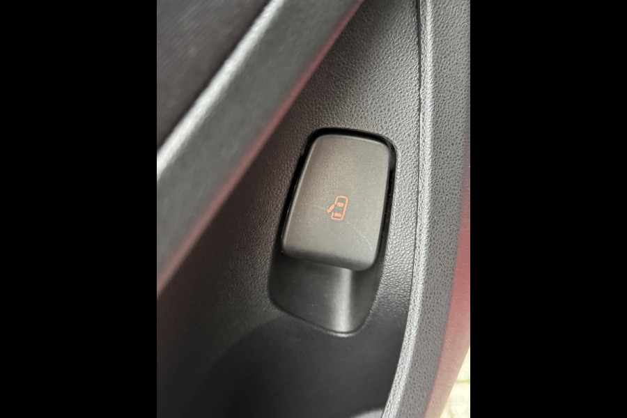 Fiat 500 Electric -RED Edition 24 kWh - 5500 KM Apple CarPlay / Navigatie I LED I Veiligheid Pakket I