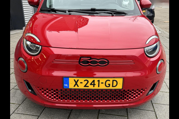 Fiat 500 Electric -RED Edition 24 kWh - 5500 KM Apple CarPlay / Navigatie I LED I Veiligheid Pakket I