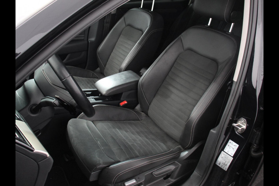 Volkswagen Passat Variant 1.5 TSI 150 pk DSG Elegance High | Navigatie | Apple Carplay/Android Auto | Parkeersensoren | Camera | Elektrische achterklep | Adaptive Cruise Control | Virtual Cockpit | Afneembare trekhaak | Ledverlichting | Bestuurderstoel elektrisch