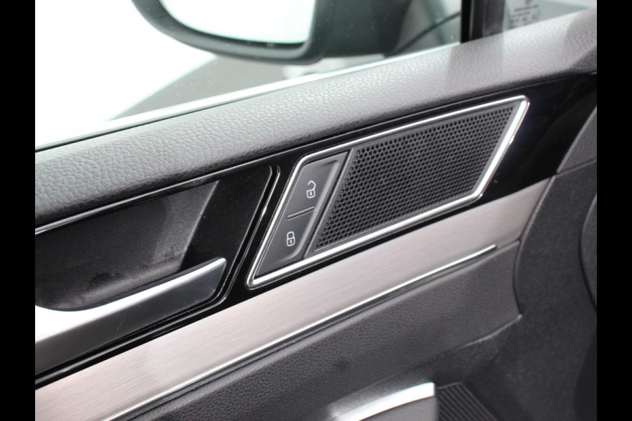Volkswagen Passat Variant 1.5 TSI 150 pk DSG Elegance High | Navigatie | Apple Carplay/Android Auto | Parkeersensoren | Camera | Elektrische achterklep | Adaptive Cruise Control | Virtual Cockpit | Afneembare trekhaak | Ledverlichting | Bestuurderstoel elektrisch