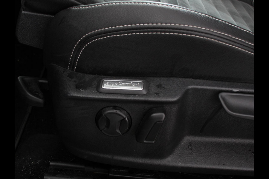 Volkswagen Passat Variant 1.5 TSI 150 pk DSG Elegance High | Navigatie | Apple Carplay/Android Auto | Parkeersensoren | Camera | Elektrische achterklep | Adaptive Cruise Control | Virtual Cockpit | Afneembare trekhaak | Ledverlichting | Bestuurderstoel elektrisch