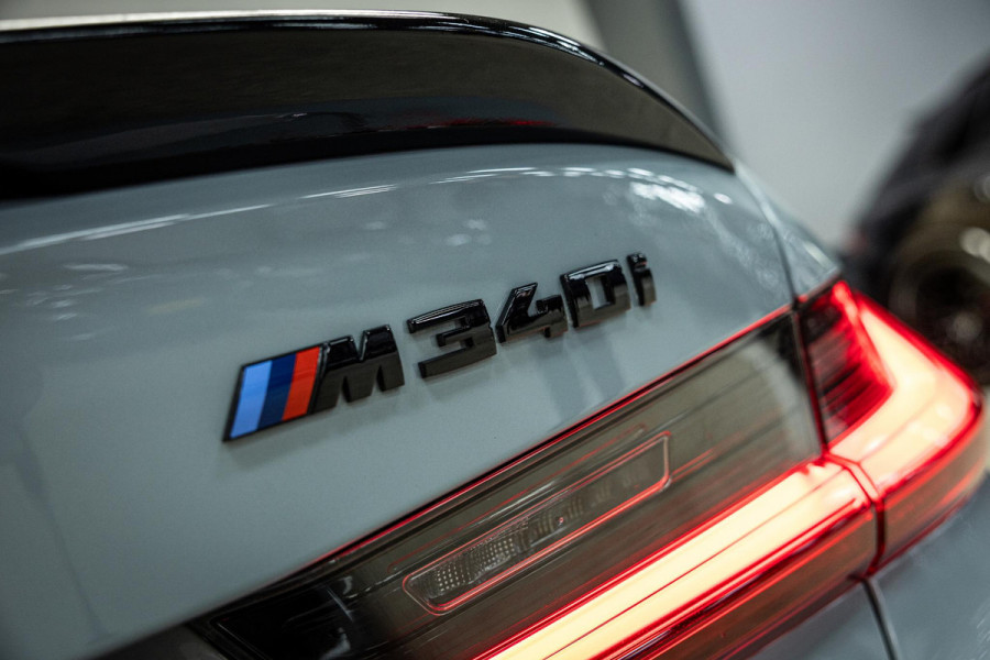 BMW 3-serie M340i xDrive | M-Performance Pack | M-stoelen | Head-Up | Carbon inleg | 20'' velgen | Sportstuur |