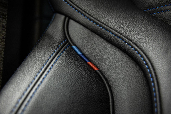 BMW 3-serie M340i xDrive | M-Performance Pack | M-stoelen | Head-Up | Carbon inleg | 20'' velgen | Sportstuur |