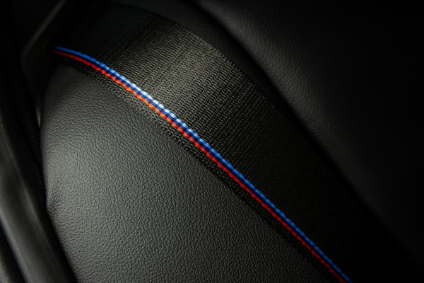 BMW 3-serie M340i xDrive | M-Performance Pack | M-stoelen | Head-Up | Carbon inleg | 20'' velgen | Sportstuur |