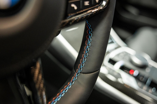 BMW 3-serie M340i xDrive | M-Performance Pack | M-stoelen | Head-Up | Carbon inleg | 20'' velgen | Sportstuur |