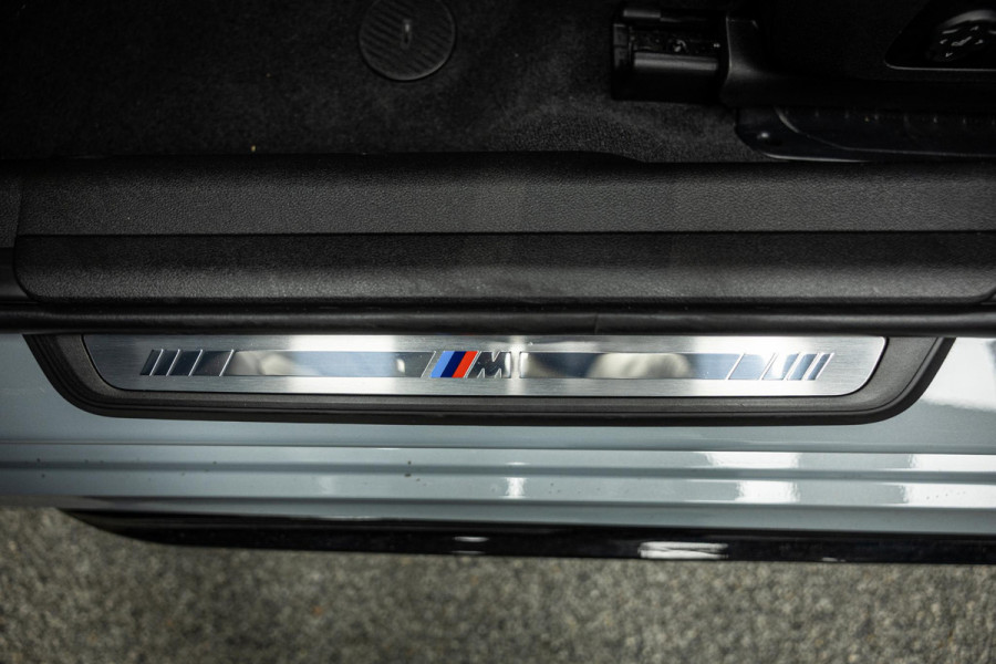 BMW 3-serie M340i xDrive | M-Performance Pack | M-stoelen | Head-Up | Carbon inleg | 20'' velgen | Sportstuur |