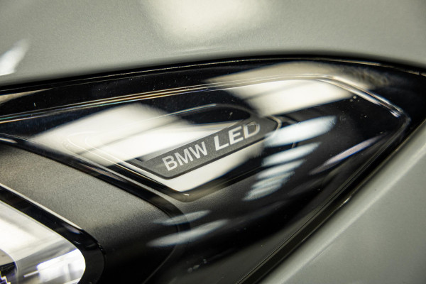 BMW 3-serie M340i xDrive | M-Performance Pack | M-stoelen | Head-Up | Carbon inleg | 20'' velgen | Sportstuur |