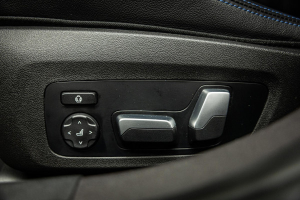 BMW 3-serie M340i xDrive | M-Performance Pack | M-stoelen | Head-Up | Carbon inleg | 20'' velgen | Sportstuur |