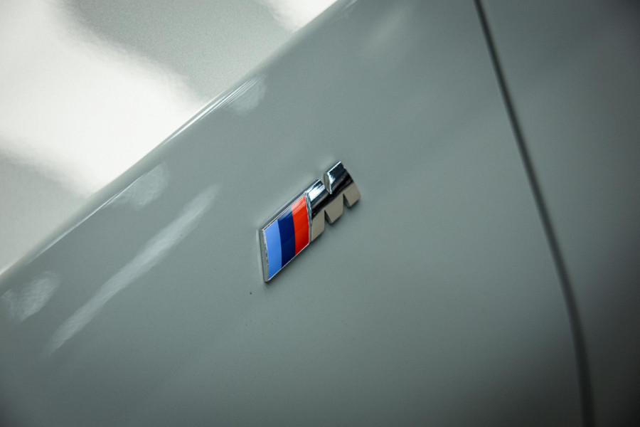 BMW 3-serie M340i xDrive | M-Performance Pack | M-stoelen | Head-Up | Carbon inleg | 20'' velgen | Sportstuur |