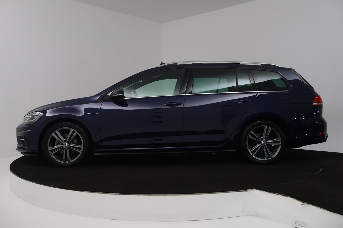 Volkswagen GOLF Variant 1.5 TSI Highline Business R (PANORAMADAK, TREKHAAK, CARPLAY, PARKEERSENSOREN, CARPLAY, AUTOMAAT)