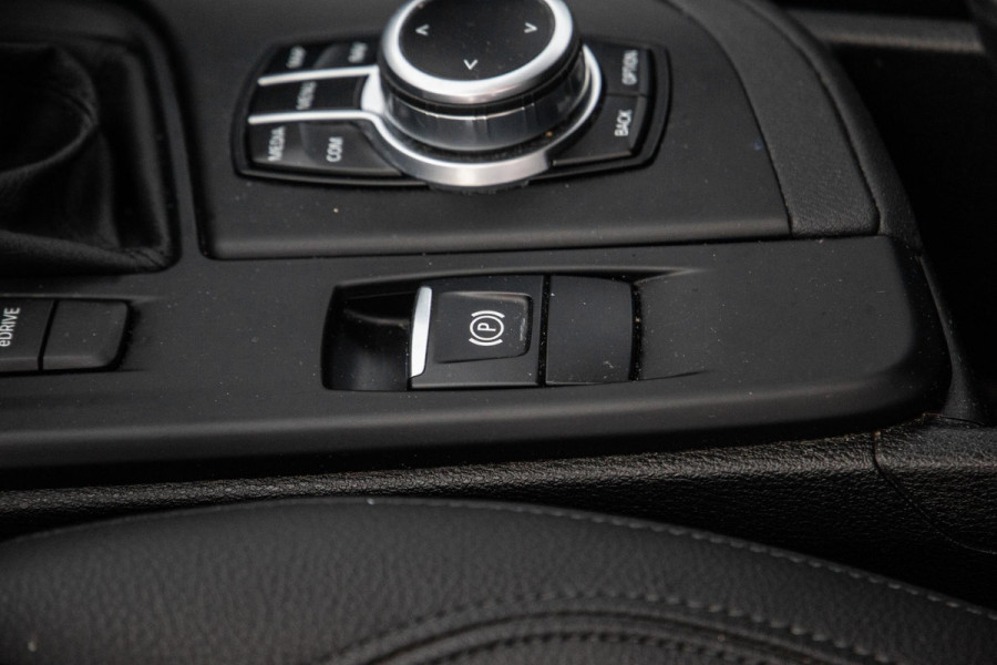 BMW X1 xDrive25e Executive CAMERA / CARPLAY / AUTOMAAT / LEDER / LED / CRUISE CONTROLE / STOELVERWARMING