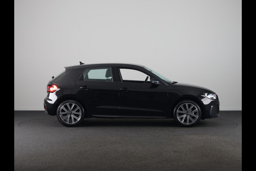 Audi A1 Sportback 25 TFSI S edition 95pk | Parkeerhulp plus | Automatische airco | Navigatie via App | 17 inch lichtmetalen velgen | Dak in contrast kleur