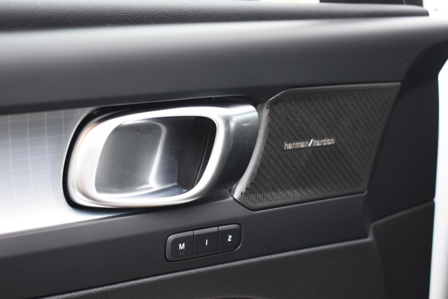 Volvo XC40 B4 211PK Automaat Plus Dark / Navigatie / Adaptive Cruise / Harman Kardon / Stuur- & Stoelverwarming / Elektrische achterklep / Achteruitrijcamera / Elektrische stoelverst. met geheugen / Extra getint glas / Microtech/Nubuck