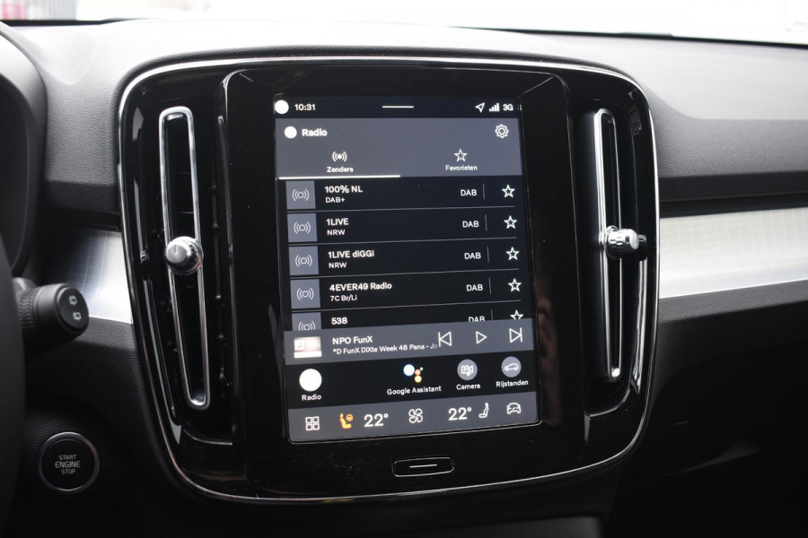 Volvo XC40 B4 211PK Automaat Plus Dark / Navigatie / Adaptive Cruise / Harman Kardon / Stuur- & Stoelverwarming / Elektrische achterklep / Achteruitrijcamera / Elektrische stoelverst. met geheugen / Extra getint glas / Microtech/Nubuck