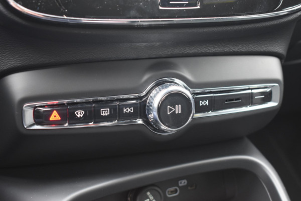 Volvo XC40 B4 211PK Automaat Plus Dark / Navigatie / Adaptive Cruise / Harman Kardon / Stuur- & Stoelverwarming / Elektrische achterklep / Achteruitrijcamera / Elektrische stoelverst. met geheugen / Extra getint glas / Microtech/Nubuck