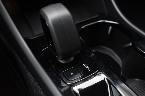 Volvo XC40 B4 211PK Automaat Plus Dark / Navigatie / Adaptive Cruise / Harman Kardon / Stuur- & Stoelverwarming / Elektrische achterklep / Achteruitrijcamera / Elektrische stoelverst. met geheugen / Extra getint glas / Microtech/Nubuck