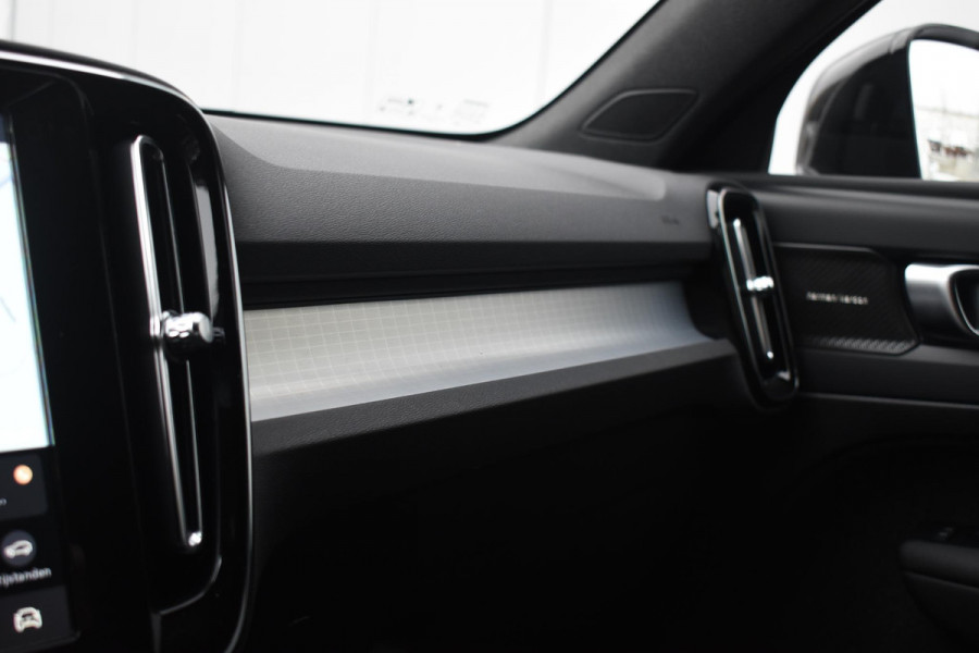 Volvo XC40 B4 211PK Automaat Plus Dark / Navigatie / Adaptive Cruise / Harman Kardon / Stuur- & Stoelverwarming / Elektrische achterklep / Achteruitrijcamera / Elektrische stoelverst. met geheugen / Extra getint glas / Microtech/Nubuck