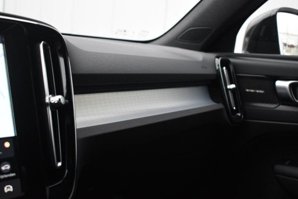 Volvo XC40 B4 211PK Automaat Plus Dark / Navigatie / Adaptive Cruise / Harman Kardon / Stuur- & Stoelverwarming / Elektrische achterklep / Achteruitrijcamera / Elektrische stoelverst. met geheugen / Extra getint glas / Microtech/Nubuck