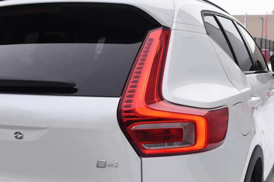 Volvo XC40 B4 211PK Automaat Plus Dark / Navigatie / Adaptive Cruise / Harman Kardon / Stuur- & Stoelverwarming / Elektrische achterklep / Achteruitrijcamera / Elektrische stoelverst. met geheugen / Extra getint glas / Microtech/Nubuck