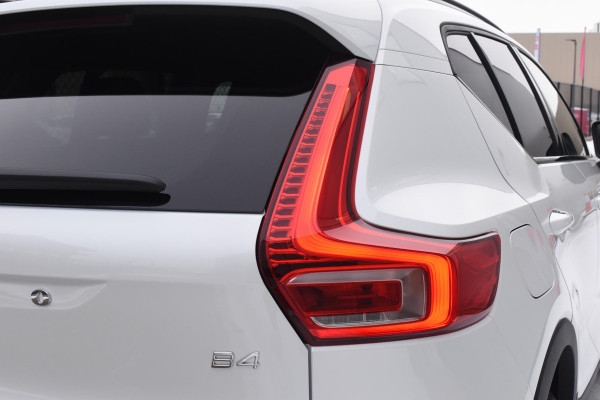 Volvo XC40 B4 211PK Automaat Plus Dark / Navigatie / Adaptive Cruise / Harman Kardon / Stuur- & Stoelverwarming / Elektrische achterklep / Achteruitrijcamera / Elektrische stoelverst. met geheugen / Extra getint glas / Microtech/Nubuck