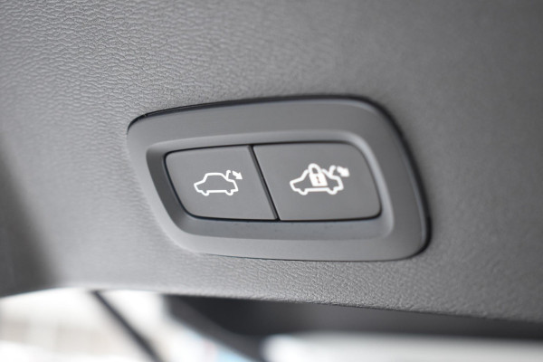 Volvo XC40 B4 211PK Automaat Plus Dark / Navigatie / Adaptive Cruise / Harman Kardon / Stuur- & Stoelverwarming / Elektrische achterklep / Achteruitrijcamera / Elektrische stoelverst. met geheugen / Extra getint glas / Microtech/Nubuck