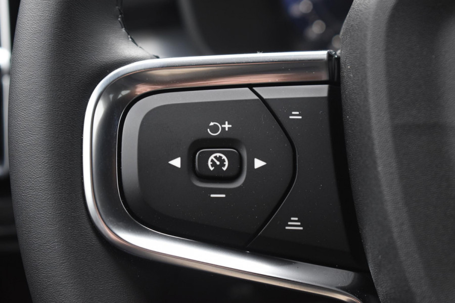 Volvo XC40 B4 211PK Automaat Plus Dark / Navigatie / Adaptive Cruise / Harman Kardon / Stuur- & Stoelverwarming / Elektrische achterklep / Achteruitrijcamera / Elektrische stoelverst. met geheugen / Extra getint glas / Microtech/Nubuck