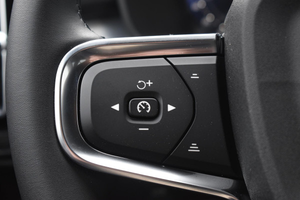 Volvo XC40 B4 211PK Automaat Plus Dark / Navigatie / Adaptive Cruise / Harman Kardon / Stuur- & Stoelverwarming / Elektrische achterklep / Achteruitrijcamera / Elektrische stoelverst. met geheugen / Extra getint glas / Microtech/Nubuck