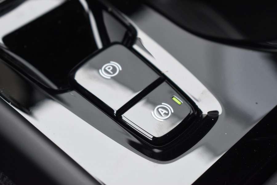 Volvo XC40 B4 211PK Automaat Plus Dark / Navigatie / Adaptive Cruise / Harman Kardon / Stuur- & Stoelverwarming / Elektrische achterklep / Achteruitrijcamera / Elektrische stoelverst. met geheugen / Extra getint glas / Microtech/Nubuck