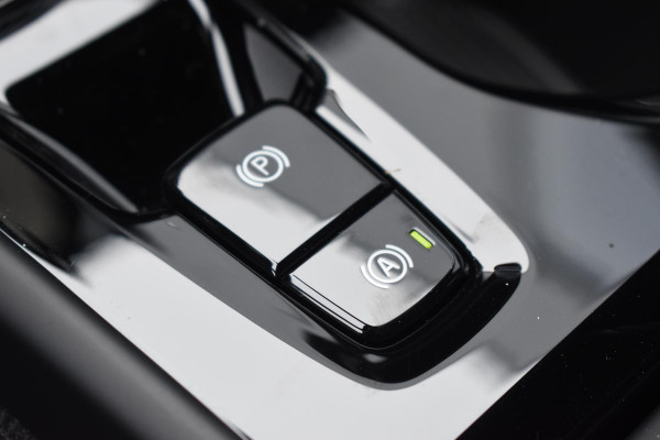 Volvo XC40 B4 211PK Automaat Plus Dark / Navigatie / Adaptive Cruise / Harman Kardon / Stuur- & Stoelverwarming / Elektrische achterklep / Achteruitrijcamera / Elektrische stoelverst. met geheugen / Extra getint glas / Microtech/Nubuck
